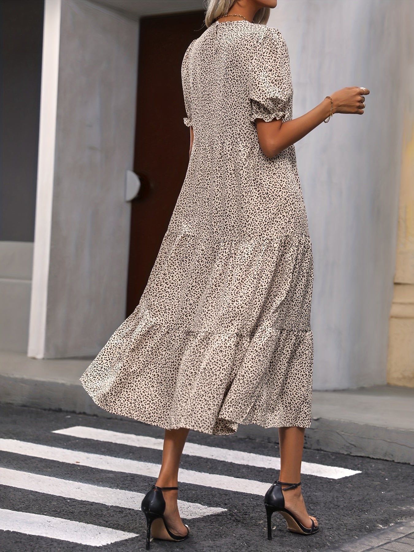 Harriet - Robe Décontractée à Col Rond avec Détails Volants
